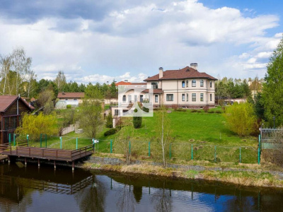 Дом на участке с ухоженным ландшафтом у реки в кп "Солнечная Поляна"